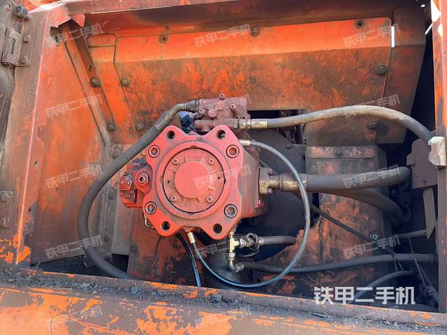 液压泵舱室正面整体（整机外观）