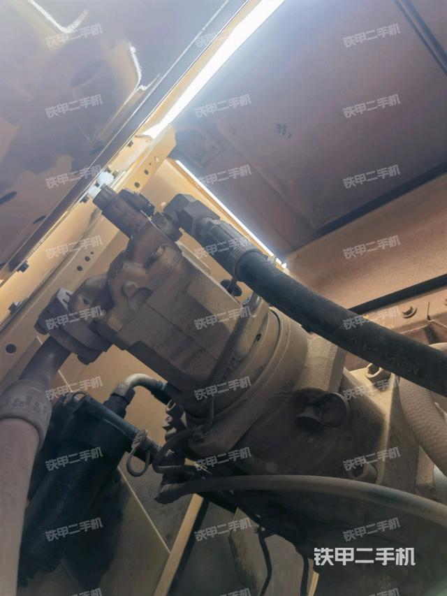 液壓泵艙室正面整體(整機(jī)外觀) 液壓泵艙室正面整體(整機(jī)外觀)