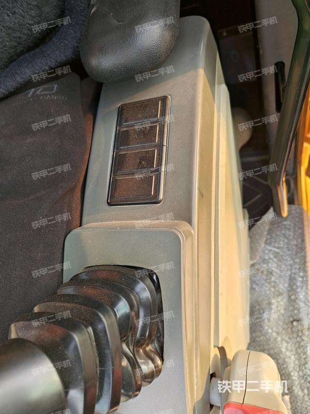 座椅左側(cè)控制臺/音響/含左手柄（駕駛室部分）