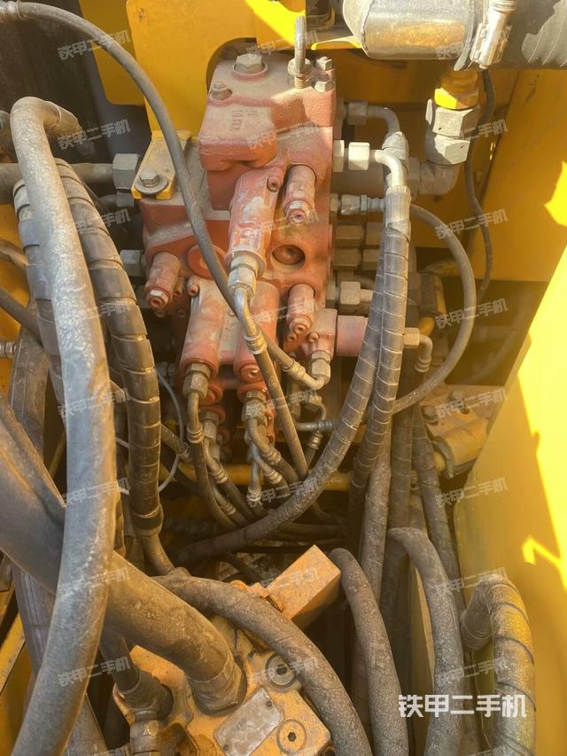 回轉(zhuǎn)馬達(dá)和主控閥（整機外觀）