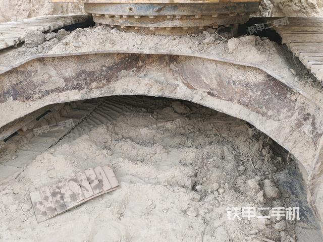 轉(zhuǎn)盤(pán)和下車(chē)架正前（工作和回轉(zhuǎn)裝置）