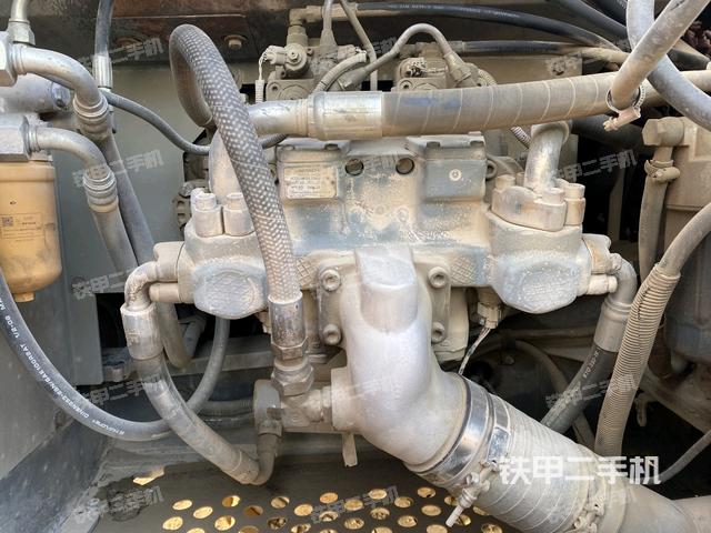 液壓泵艙室正面整體（整機外觀）