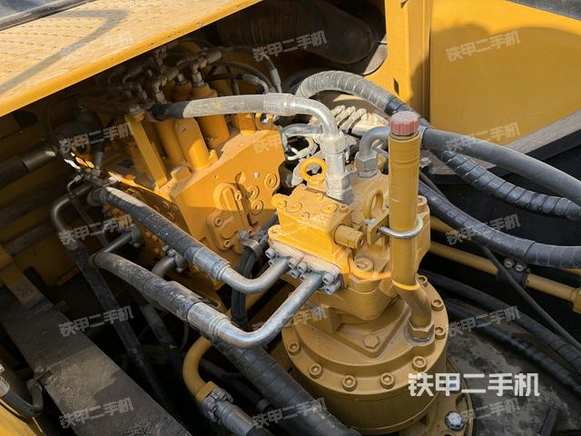 回轉(zhuǎn)馬達(dá)和主控閥（整機(jī)外觀）