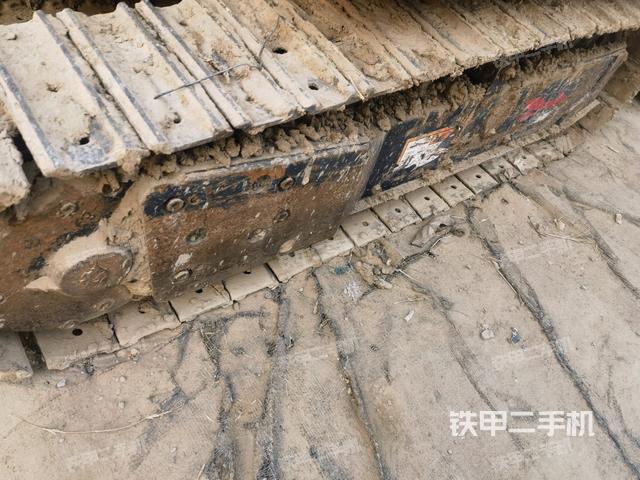 單側(cè)履帶整體(整機(jī)外觀) 單側(cè)履帶整體(整機(jī)外觀)