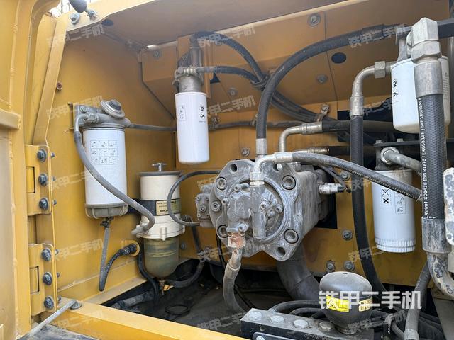 液壓泵艙室正面整體(整機(jī)外觀) 液壓泵艙室正面整體(整機(jī)外觀)