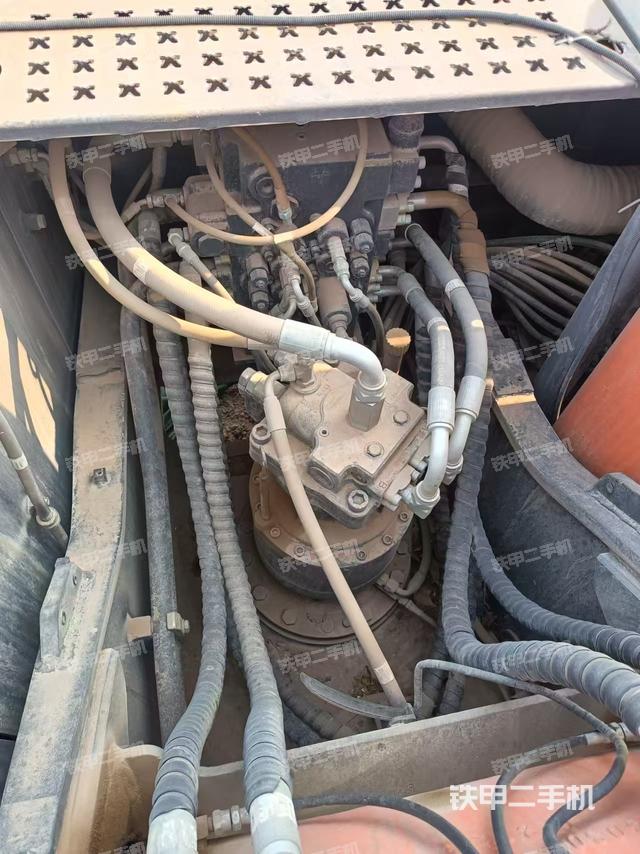 回轉(zhuǎn)馬達(dá)和主控閥（整機(jī)外觀）