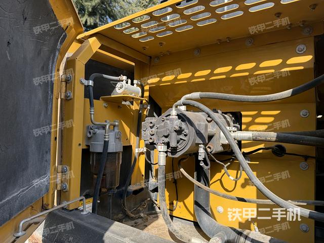 液壓泵艙室正面整體（整機(jī)外觀）