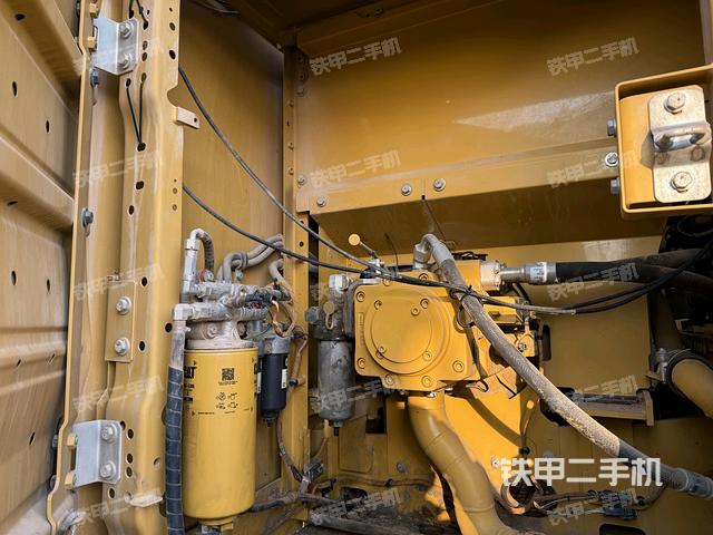 液壓泵艙室正面整體(整機(jī)外觀) 液壓泵艙室正面整體(整機(jī)外觀)
