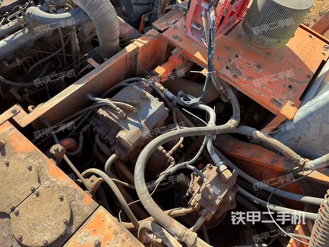 回转马达和主控阀（整机外观）