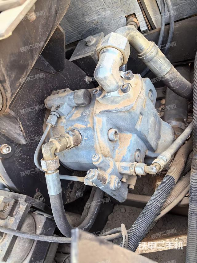 液壓泵艙室正面整體(整機(jī)外觀) 液壓泵艙室正面整體(整機(jī)外觀)