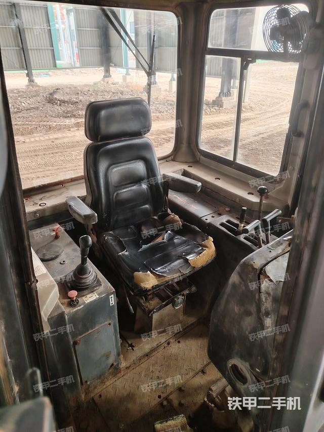 駕駛室操作臺（設(shè)備外觀及核心部件）