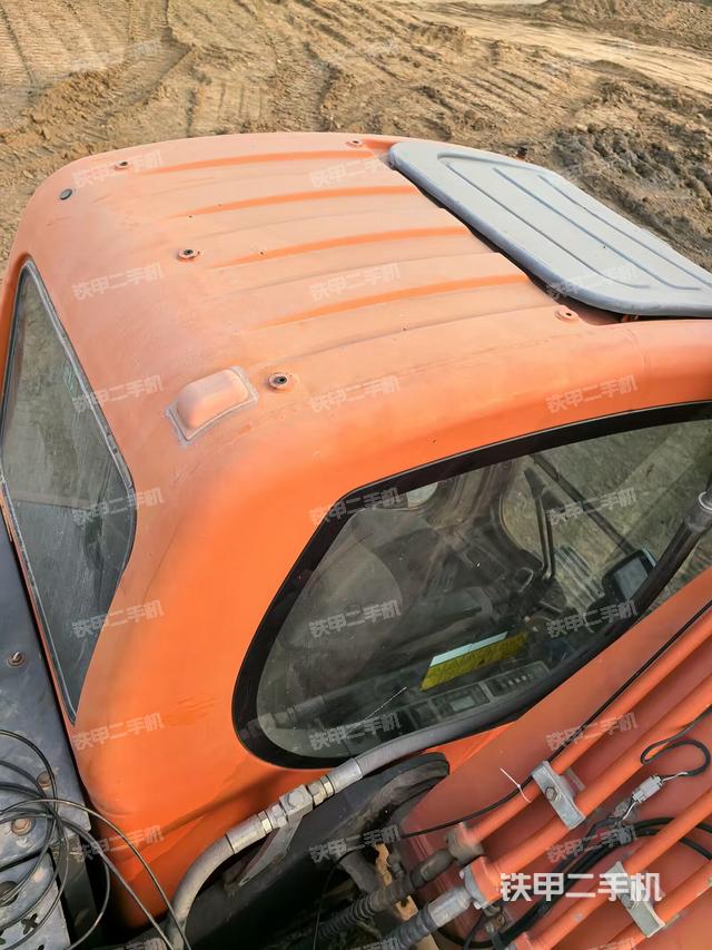 駕駛室頂部(整機(jī)外觀) 駕駛室頂部(整機(jī)外觀)