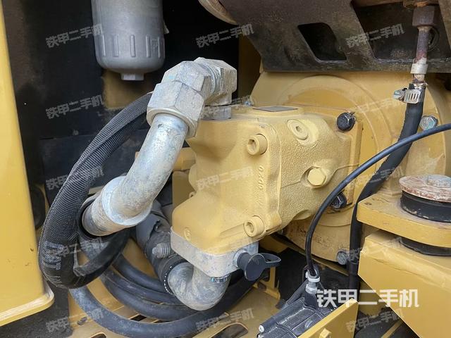 液压泵舱室正面整体（整机外观）