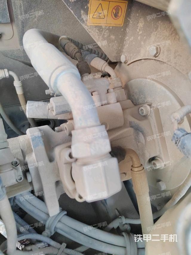 液壓泵艙室正面整體（整機外觀）