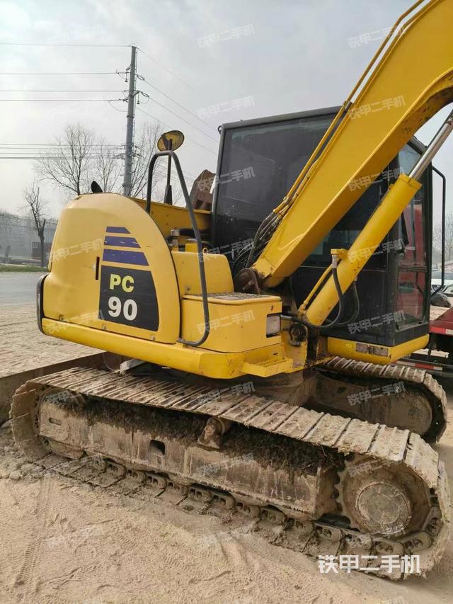 液壓泵艙室正面整體（整機外觀）