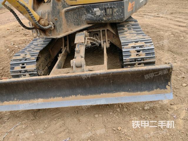 轉(zhuǎn)盤和下車架正前(工作和回轉(zhuǎn)裝置) 轉(zhuǎn)盤和下車架正前(工作和回轉(zhuǎn)裝置)