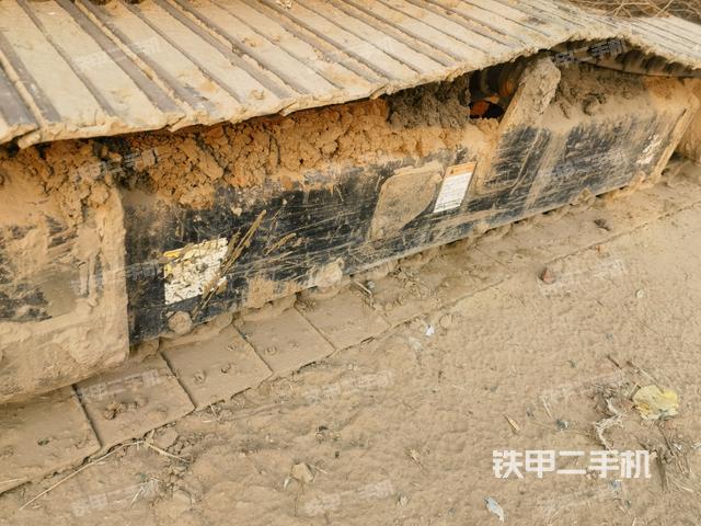 單側(cè)履帶整體(整機(jī)外觀) 單側(cè)履帶整體(整機(jī)外觀)
