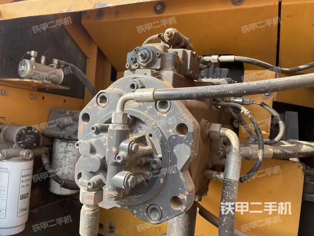 液壓泵艙室正面整體(整機外觀) 液壓泵艙室正面整體(整機外觀)