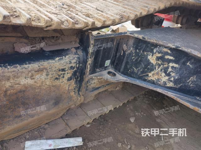 單側(cè)履帶整體(整機(jī)外觀) 單側(cè)履帶整體(整機(jī)外觀)