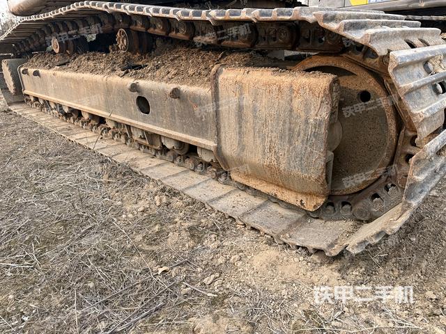 單側(cè)履帶整體(整機(jī)外觀) 單側(cè)履帶整體(整機(jī)外觀)