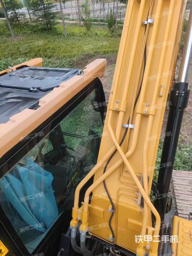 駕駛室頂部(整機(jī)外觀) 駕駛室頂部(整機(jī)外觀)