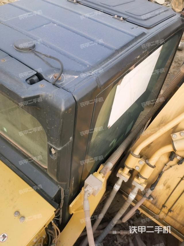 駕駛室頂部(整機(jī)外觀) 駕駛室頂部(整機(jī)外觀)