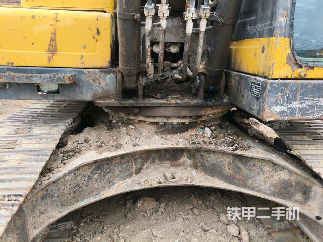 轉(zhuǎn)盤和下車架正前(工作和回轉(zhuǎn)裝置) 轉(zhuǎn)盤和下車架正前(工作和回轉(zhuǎn)裝置)