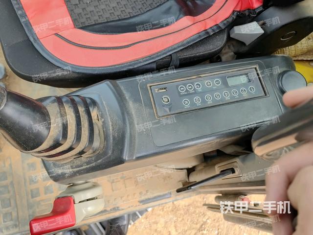 座椅右側(cè)控制臺(tái)/鑰匙門/油門/含右手柄(駕駛室部分) 座椅右側(cè)控制臺(tái)/鑰匙門/油門/含右手柄(駕駛室部分)