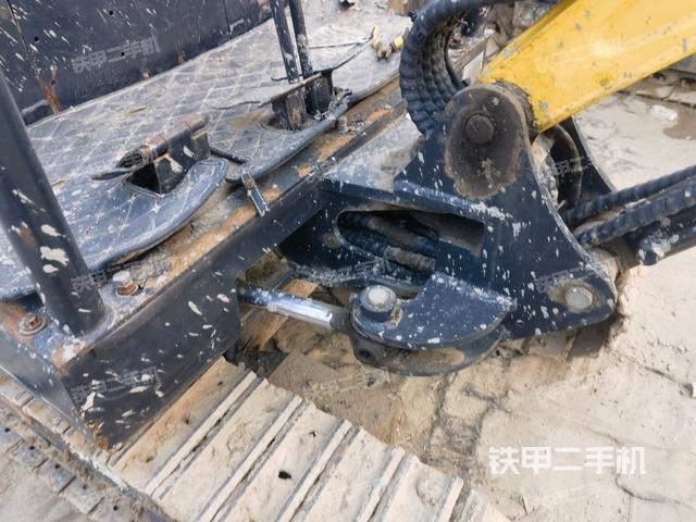 回轉(zhuǎn)馬達(dá)和主控閥(整機(jī)外觀) 回轉(zhuǎn)馬達(dá)和主控閥(整機(jī)外觀)
