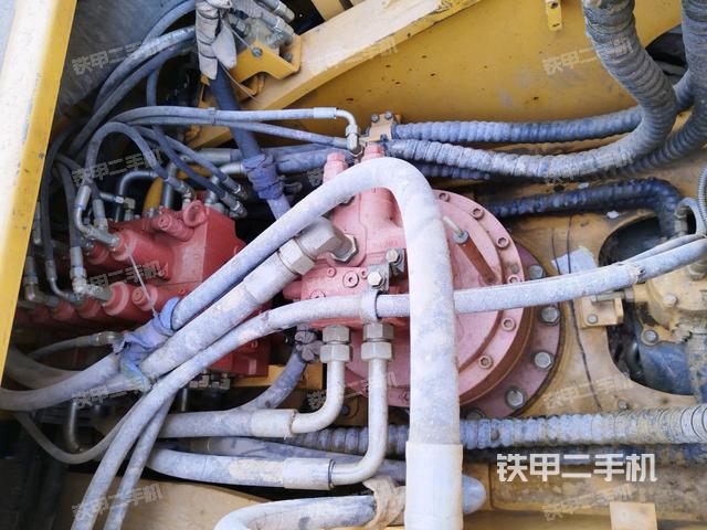 回轉(zhuǎn)馬達和主控閥(整機外觀) 回轉(zhuǎn)馬達和主控閥(整機外觀)