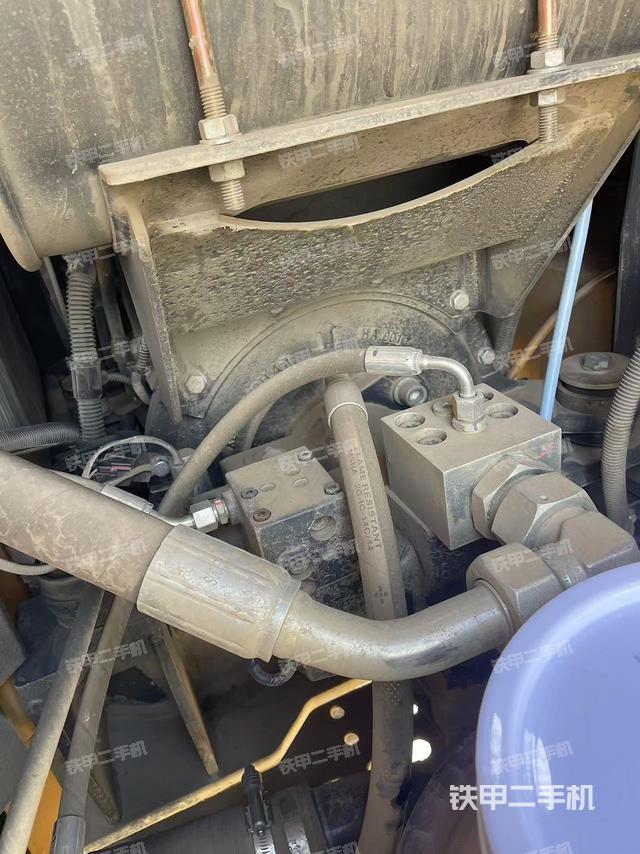 液壓泵艙室正面整體（整機外觀）