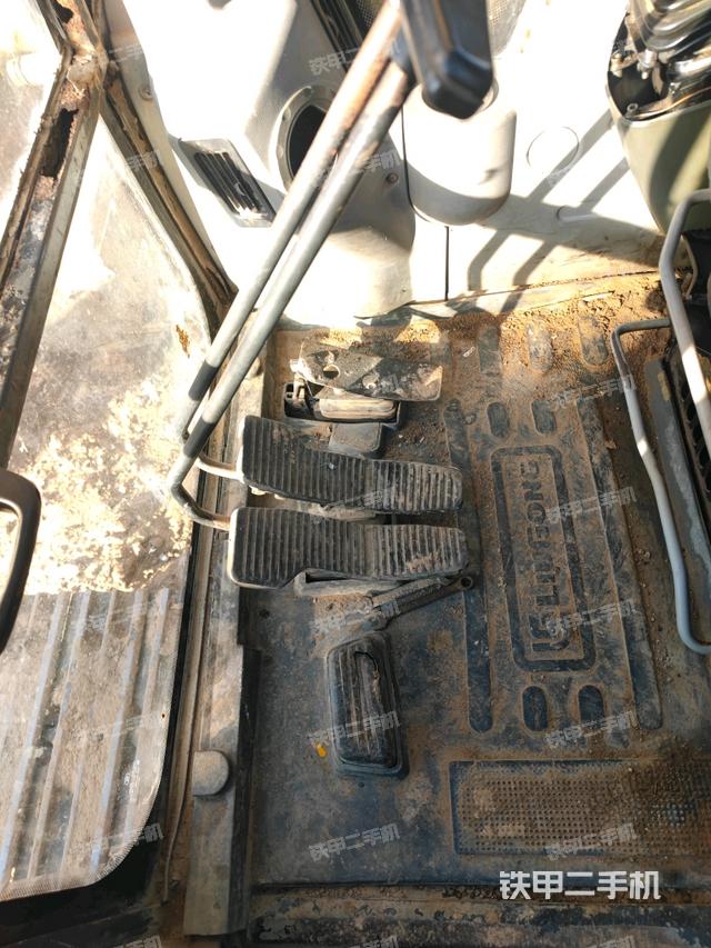 行走控制手柄和踏板?俯拍（駕駛室部分）