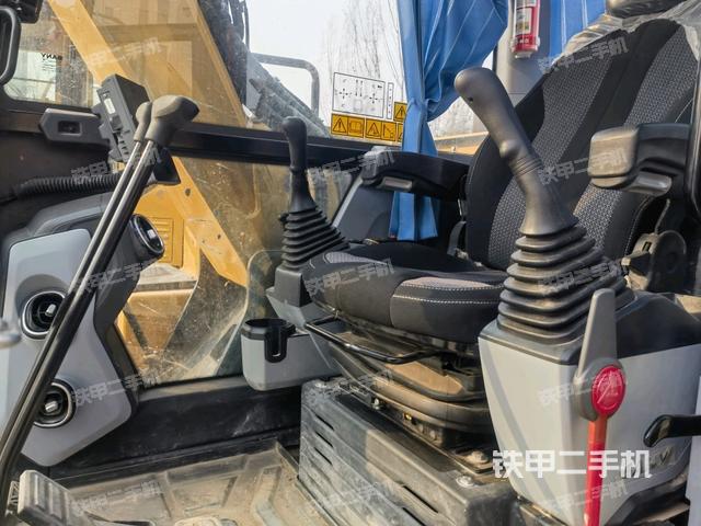 駕駛室頂部（整機外觀）