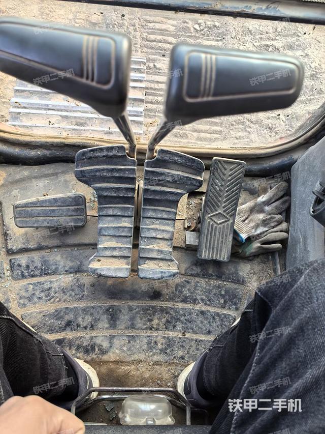 駕駛室整體(整機(jī)外觀) 駕駛室整體(整機(jī)外觀)