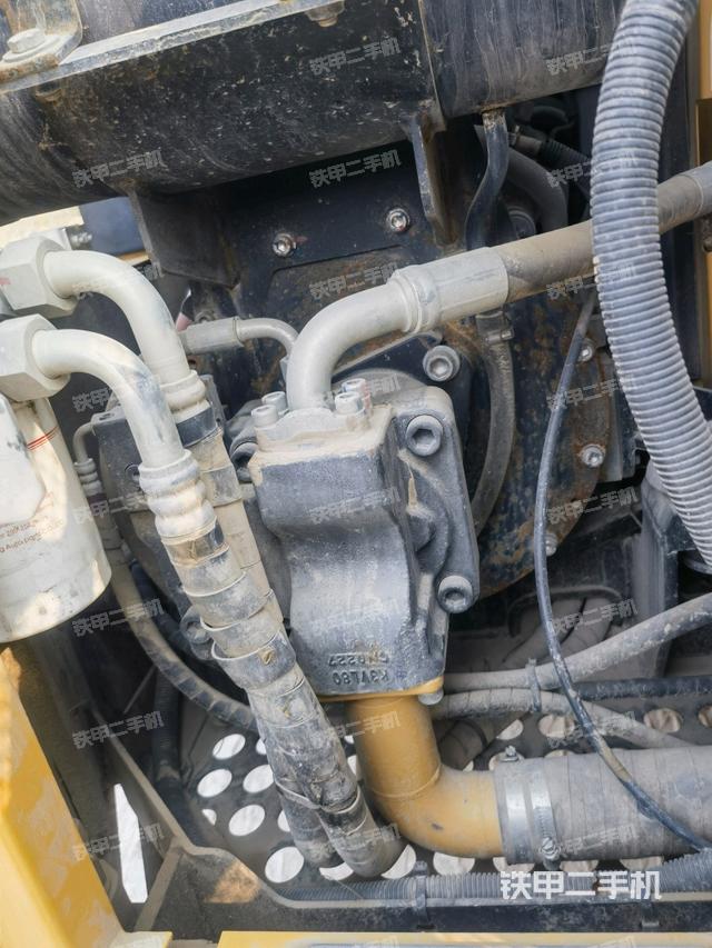 液壓泵艙室正面整體（整機外觀）