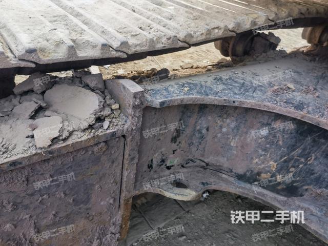 單側(cè)履帶整體(整機(jī)外觀) 單側(cè)履帶整體(整機(jī)外觀)