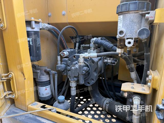 液壓泵艙室正面整體(整機外觀) 液壓泵艙室正面整體(整機外觀)