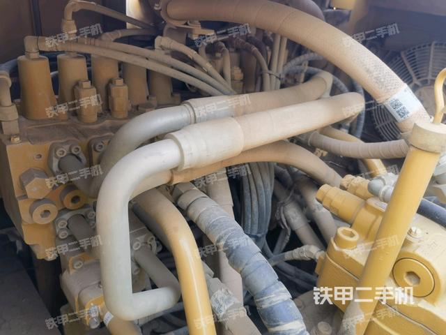 回轉(zhuǎn)馬達(dá)和主控閥(整機(jī)外觀) 回轉(zhuǎn)馬達(dá)和主控閥(整機(jī)外觀)