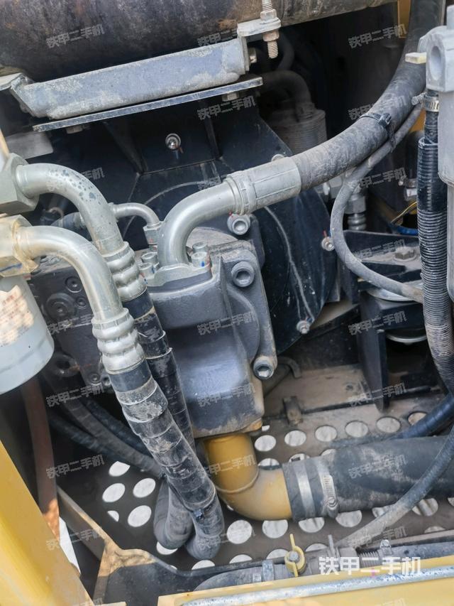 液壓泵艙室正面整體（整機外觀）