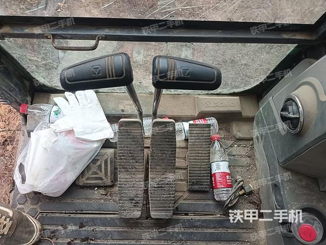 行走控制手柄和踏板?俯拍(駕駛室部分) 行走控制手柄和踏板?俯拍(駕駛室部分)
