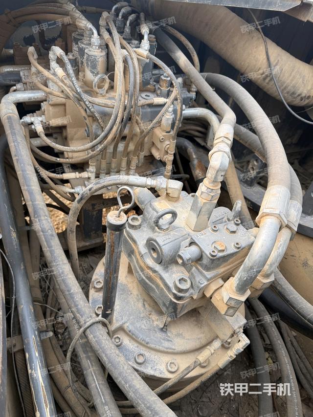 回轉(zhuǎn)馬達(dá)和主控閥(整機(jī)外觀) 回轉(zhuǎn)馬達(dá)和主控閥(整機(jī)外觀)