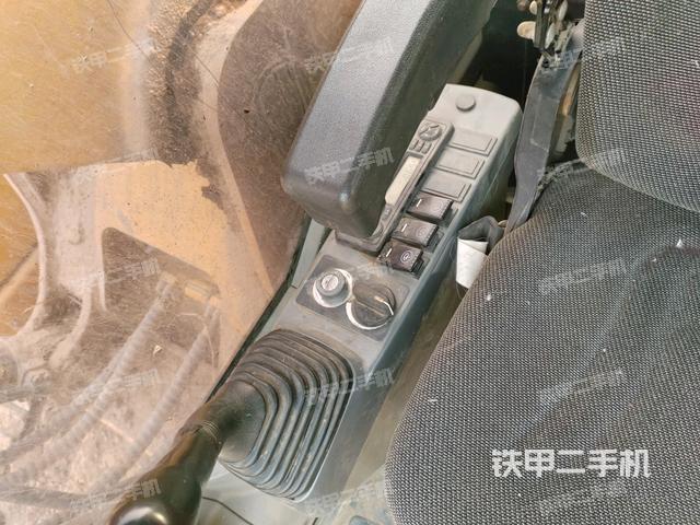 座椅右側(cè)控制臺(tái)/鑰匙門(mén)/油門(mén)/含右手柄（駕駛室部分）