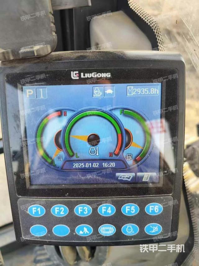 駕駛室整體(整機(jī)外觀) 駕駛室整體(整機(jī)外觀)