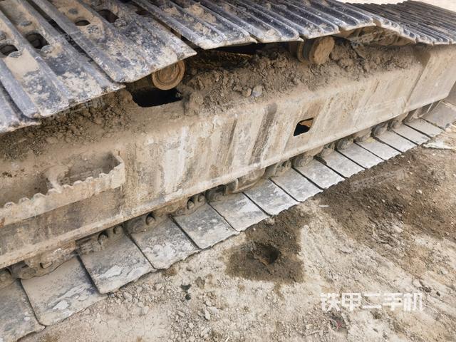 單側(cè)履帶整體(整機外觀) 單側(cè)履帶整體(整機外觀)