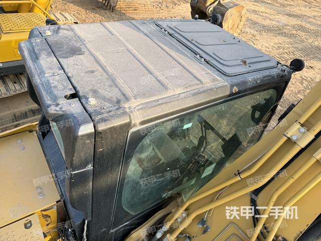 駕駛室頂部(整機(jī)外觀) 駕駛室頂部(整機(jī)外觀)