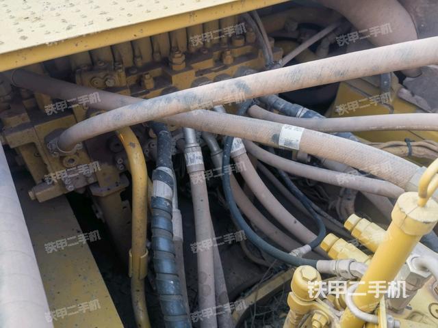 回轉(zhuǎn)馬達(dá)和主控閥(整機(jī)外觀) 回轉(zhuǎn)馬達(dá)和主控閥(整機(jī)外觀)