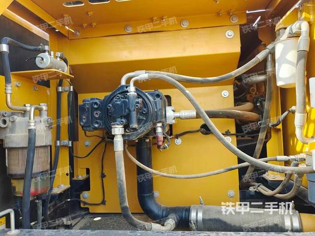 液壓泵艙室正面整體（整機外觀）