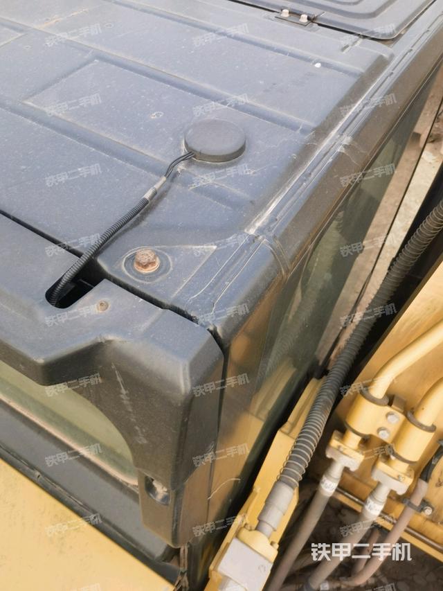 駕駛室頂部(整機(jī)外觀) 駕駛室頂部(整機(jī)外觀)