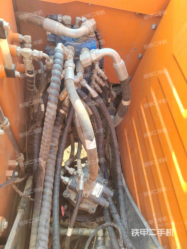 回轉馬達和主控閥（整機外觀）