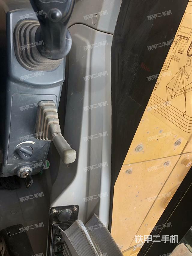 座椅右側(cè)控制臺(tái)/鑰匙門/油門/含右手柄（駕駛室部分）